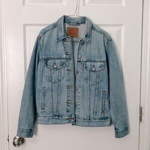 Levi's Light Wash Denim Jean Trucker Jacket